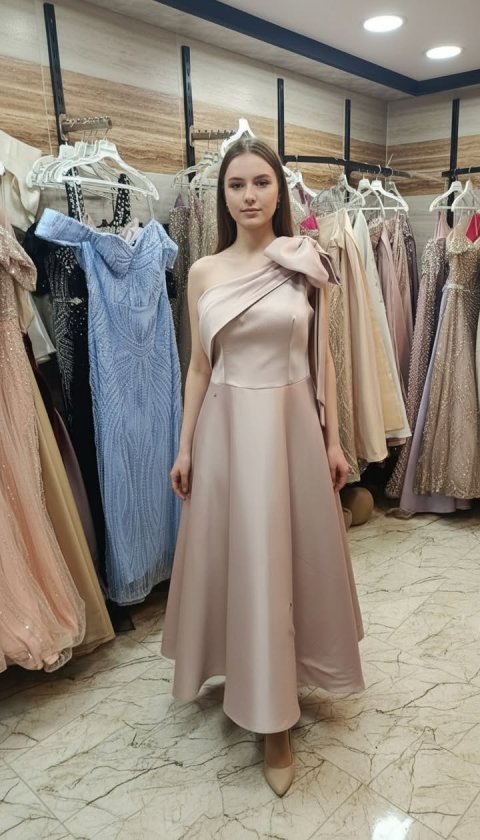✨ فستان ساتان بتفاصيل راقية ولمسة من الفخامة...
تصميم أنيق يبرز جمالك في كل مناسبة، بقصة ناعمة وانسيابية تمنحك إطلالة تخطف الأنظار. 🤍

كوني الأجمل مع إطلالة تليق بك من الملكة البيضاء. ✨

#ساتان #فساتي