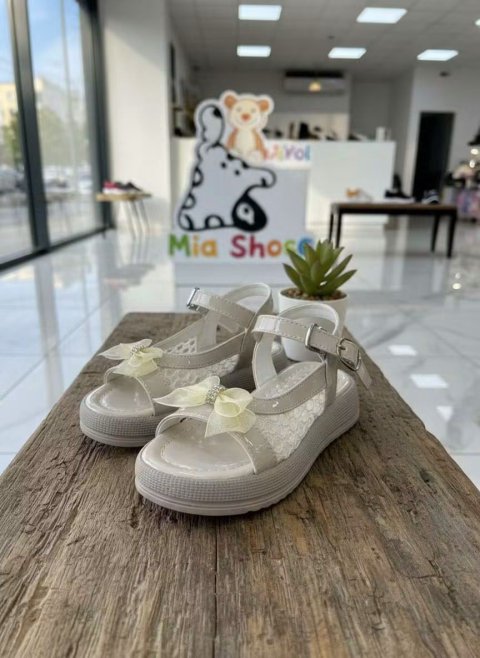 حذاء بناتي